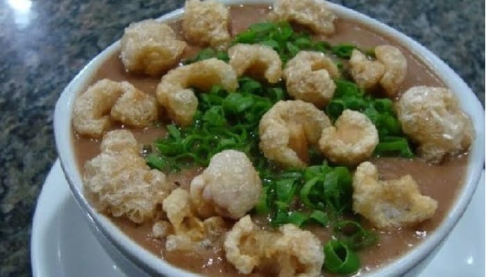 Caldo de Feijão com Torresmo Crocante