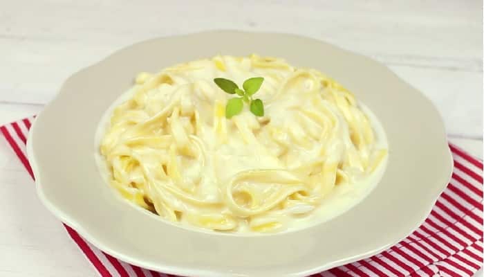 Macarrão ao Molho Branco Delicioso e Rápido