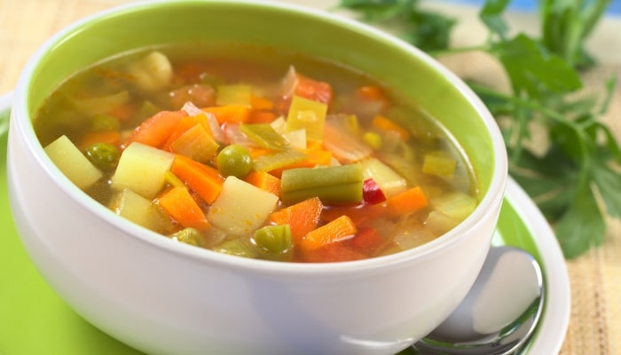 Sopa Deliciosa com os Legumes que Estão Perdidos na sua Geladeira!