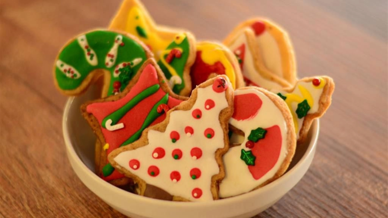 Uma deliciosa receita de Biscoitos Natalinos de Gengibre para iluminar suas festas de fim de ano com sabores aconchegantes e inesquecíveis. Nada como a magia do Natal na forma de uma doce guloseima!