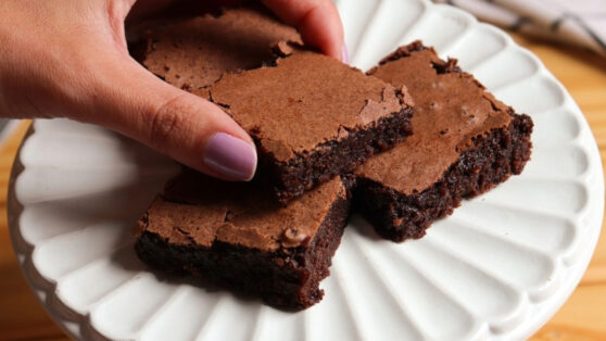 Explore a arte de fazer brownies com estas deliciosas receitas. Aprenda o passo a passo de como fazer o brownie tradicional, brownie de chocolate branco, brownie com cacau em pó e muito mais!